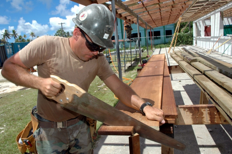 menuisier-VIDAUBAN-min_worker_construction_building_carpenter_male_job_build_helmet-893290